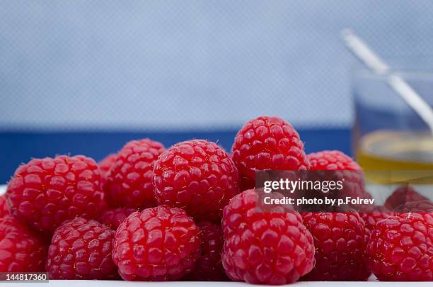 fresh raspberries - pfolrev stockfoto's en -beelden