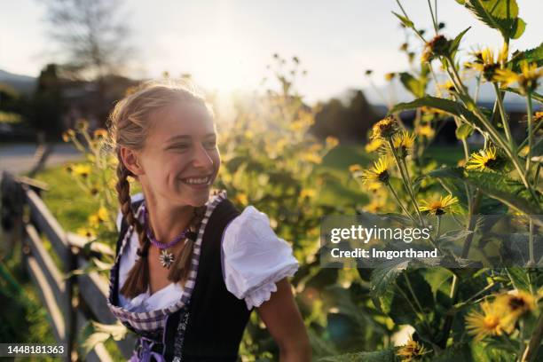 porträt eines teenagers in traditioneller österreichischer tracht - dirndl - dirndl stock-fotos und bilder
