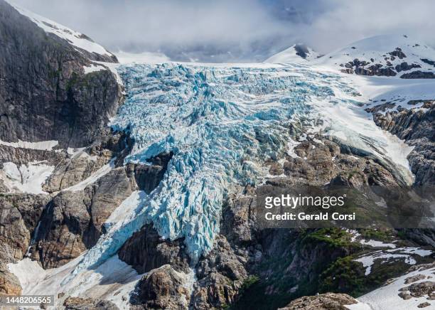 a hanging glacier in the stikine icecap or stikine icefield is a large icefield straddled on the alaskabritish columbia boundary in the alaska panhandle region. stikine-leconte wilderness within the national forest. alaska. - stikine river stock pictures, royalty-free photos & images
