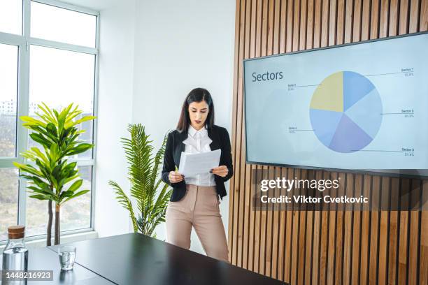 businesswoman preparing for business meeting - 幻燈片 演示 演講 個照片及圖片檔