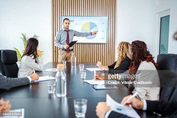 black businesswoman leading business meeting using statistics chart on presentation tv - 幻燈片 演示 演講 個照片及圖片檔
