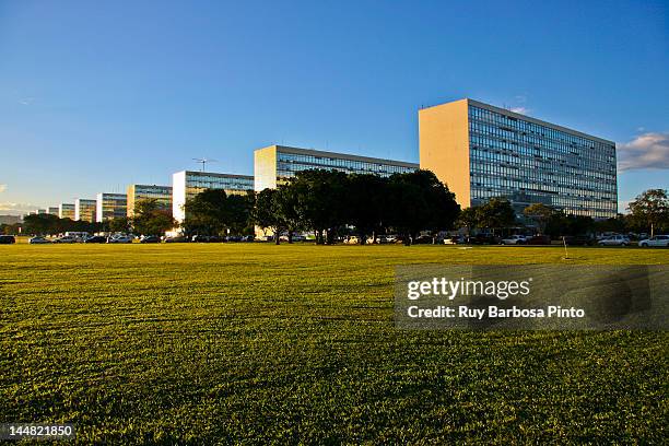 brazil ministries esplanade buildings - distrito-federal-brasilia stock-fotos und bilder