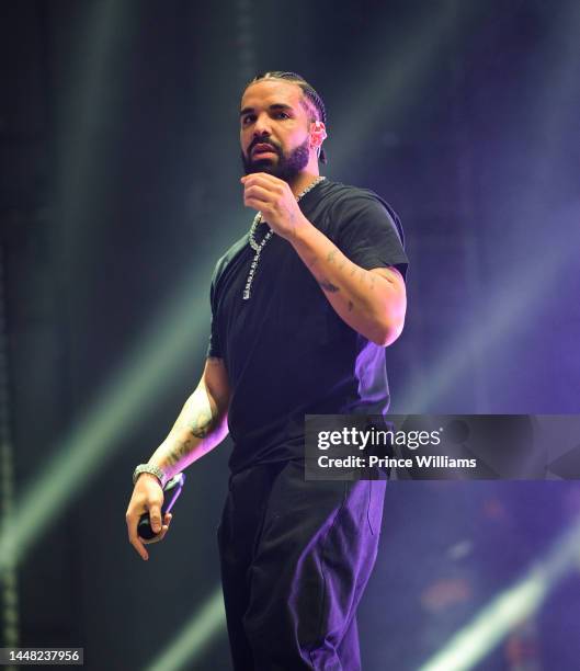 Drake performs onstage during "Lil Baby & Friends Birthday Celebration Concert" at State Farm Arena on December 9, 2022 in Atlanta, Georgia.