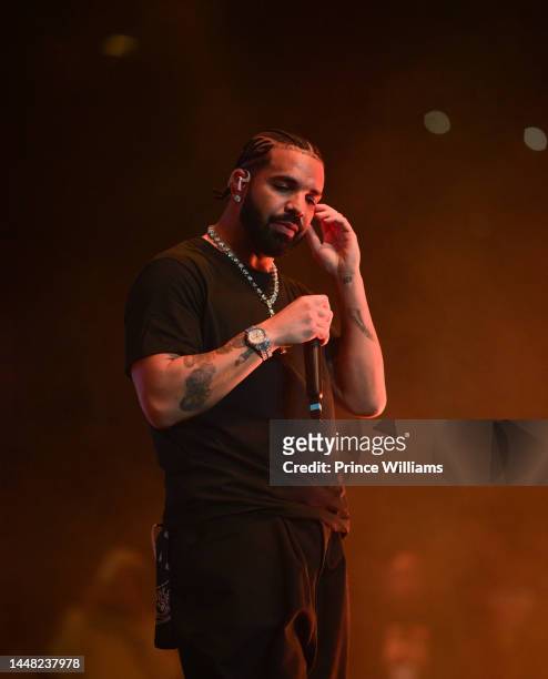 Drake performs onstage during "Lil Baby & Friends Birthday Celebration Concert" at State Farm Arena on December 9, 2022 in Atlanta, Georgia.