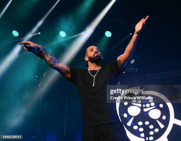 Drake performs onstage during "Lil Baby & Friends Birthday Celebration Concert" at State Farm Arena on December 9, 2022 in Atlanta, Georgia.