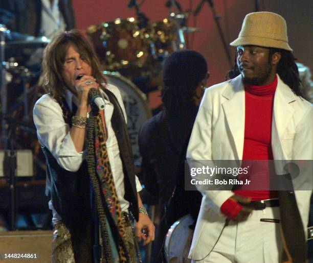 Steven Tyler and Will.i am performs at Grammy Award Show, February 8, 2006 in Los Angeles, California.