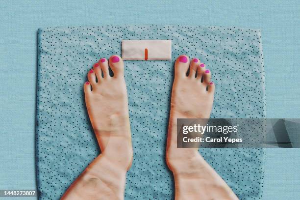 pov female  feet on bathroom scale - grasso nutrienti foto e immagini stock