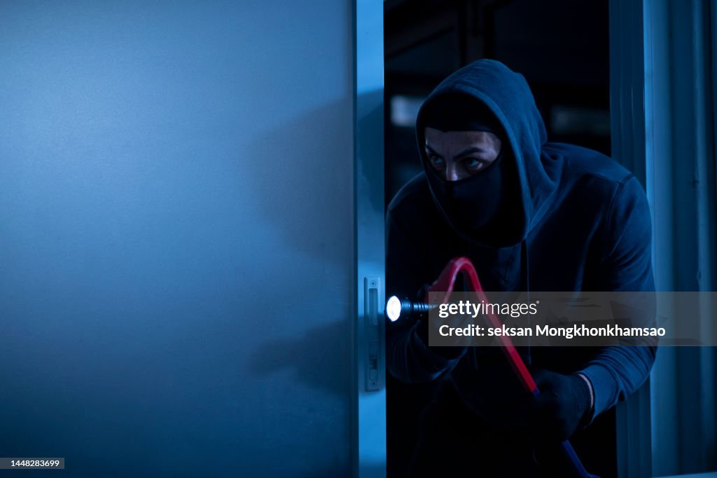 Robber breaks house door
