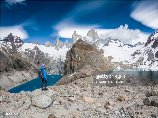 lonely traveler looking at mount fitz roy with laguna de los tres, laguna sucia, - anden stock-fotos und bilder
