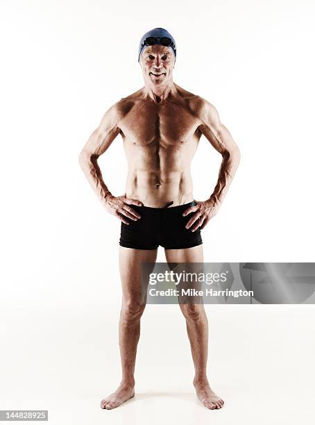 full body portrait of mature male swimmer - barefoot men 個照片及圖片檔