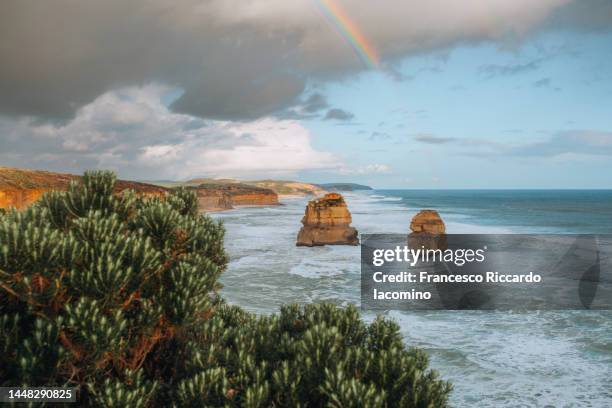 rainbow at the twelve apostles, australia - the twelve apostles australische kalksteinfelsen stock-fotos und bilder