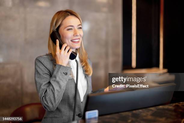 servicio al cliente con una sonrisa - recepcionista fotografías e imágenes de stock