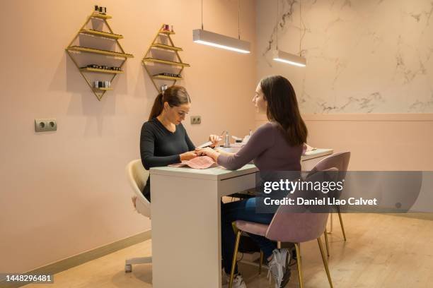 plano general de una mujer en un salón de manicura - nail salon stock pictures, royalty-free photos & images