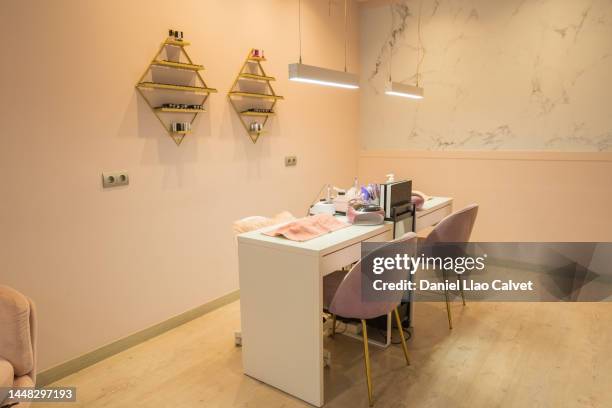 interior moderno de un salón para manicura sin personas - de salon stock pictures, royalty-free photos & images