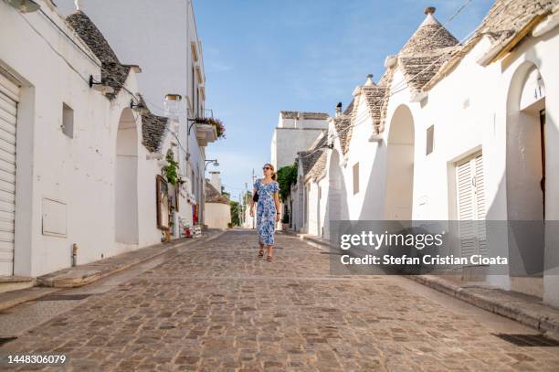 girl exploring alberobello village, apulia region, italy - bari 個照片及圖片檔