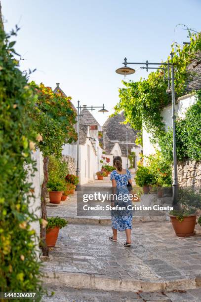 girl exploring alberobello village at morning - trulli fotografías e imágenes de stock