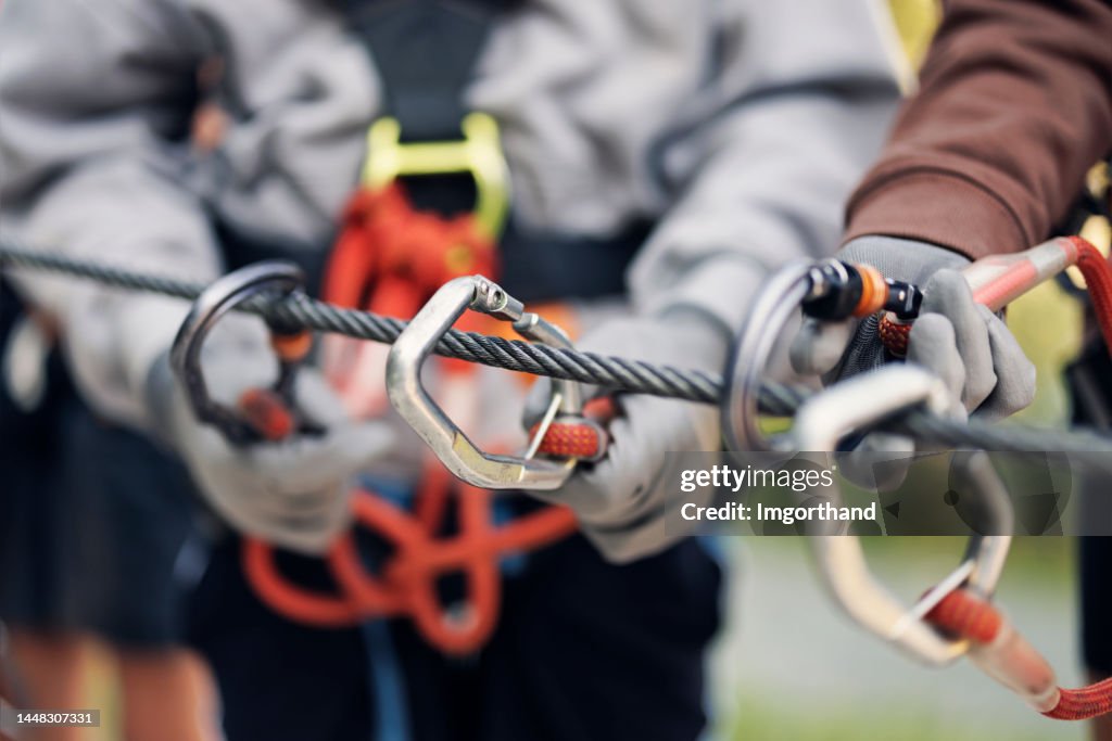 ロープコースアドベンチャーパークで楽しんでいる10代の子供たち