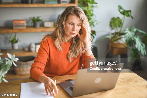 mujer adulta madura que trabaja en casa (computadora portátil, documento, emociones negativas) - rejection fotografías e imágenes de stock