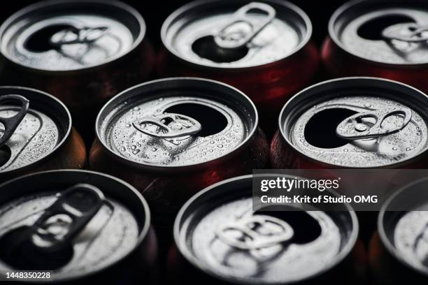 the pop top aluminum can with waterdrops - tin can fotografías e imágenes de stock