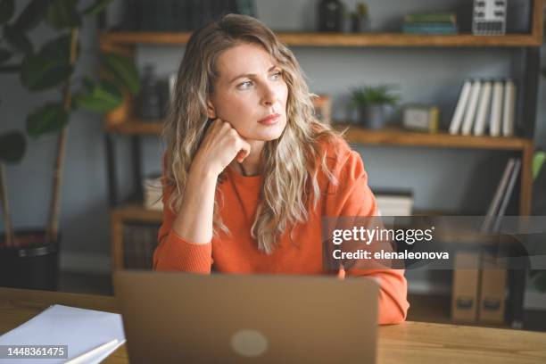 femme adulte mature travaillant à la maison (ordinateur portable, document, émotions négatives) - exclusion photos et images de collection