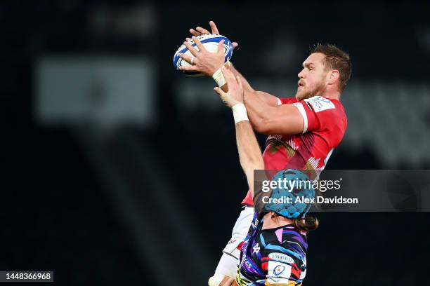 Hanro Liebenberg of Leicester Tigers beats Justin Tipuric of Ospreys to the ball at the lineout during the Heineken Champions Cup Pool B match...