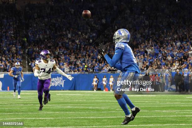 Jameson Williams of the Detroit Lions catches a pass for a touchdown during the first quarter of the game against the Minnesota Vikings at Ford Field...