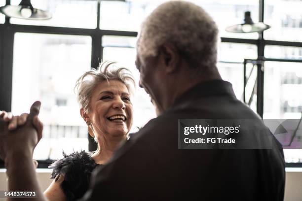 un couple de personnes âgées dansant une valse dans une salle de danse - white people dancing photos et images de collection