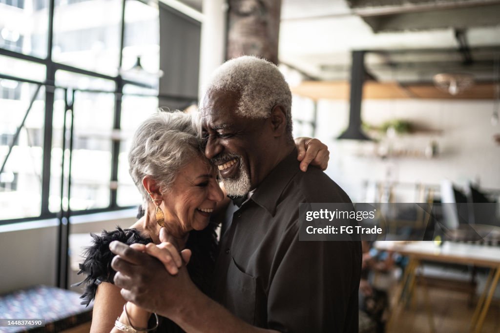 Casal sênior dançando valsa no salão de dança