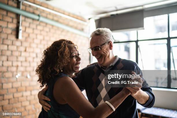 un couple de personnes âgées dansant une valse dans une salle de danse - white people dancing photos et images de collection