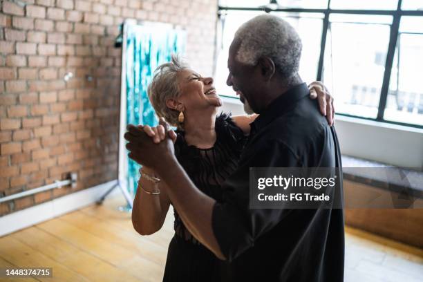 un couple de personnes âgées dansant une valse dans une salle de danse - white people dancing photos et images de collection