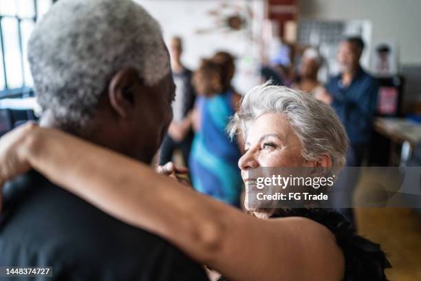 un couple de personnes âgées dansant une valse dans une salle de danse - danse de salon photos et images de collection