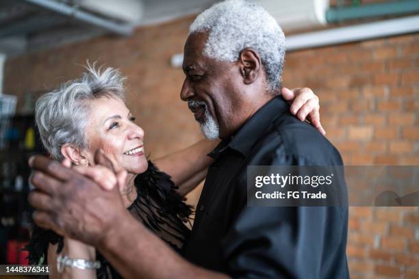 un couple de personnes âgées dansant une valse dans une salle de danse - danse de salon photos et images de collection