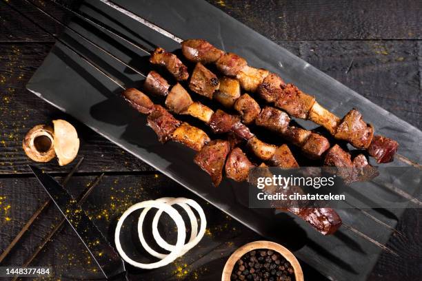 brochetas de hígado, brochetas de carne - adana fotografías e imágenes de stock