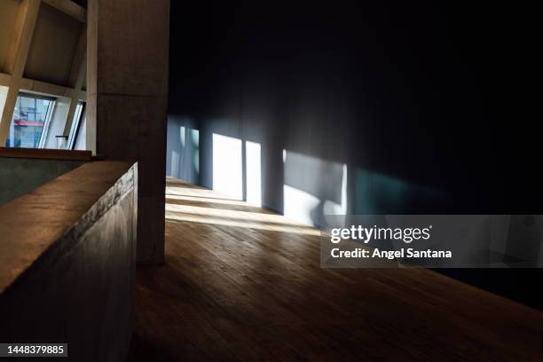 empty space of a dark room with open windows - architecture photography. *this image was taken in city hall, london, uk, a publicly owned building freely accessible to the public without entry fees or photographic restrictions* - câmara escura imagens e fotografias de stock