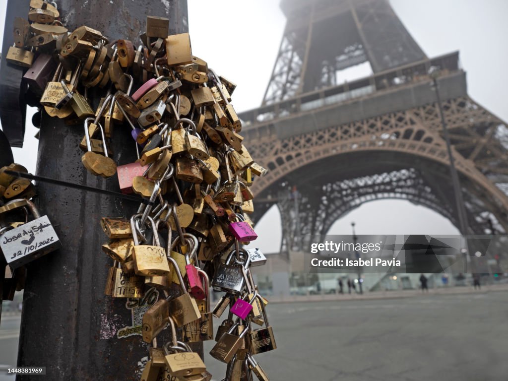 Paris Railing Paris France December 2022 Love Locks On A Railing With Eiffel Tower In ...
