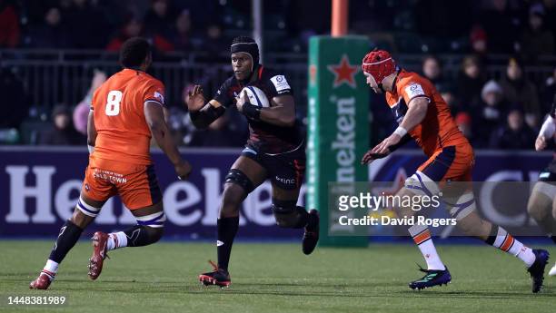 Maro Itoje of Saracens takes on Viliame Mata and Grant Gilchrist during the Heineken Cup match between Saracens and Edinburgh at StoneX Stadium on...