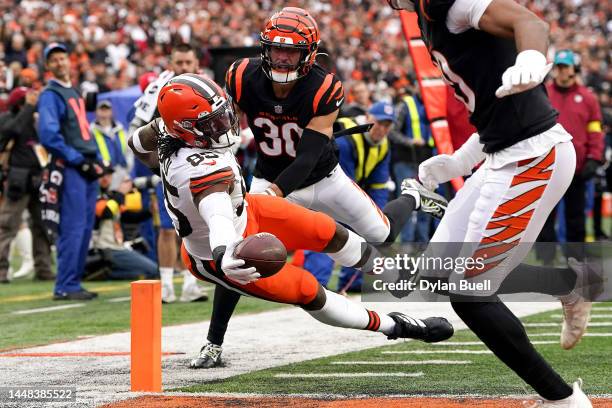 David Njoku of the Cleveland Browns scores a touchdown in the third quarter of a game against the Cincinnati Bengals at Paycor Stadium on December...