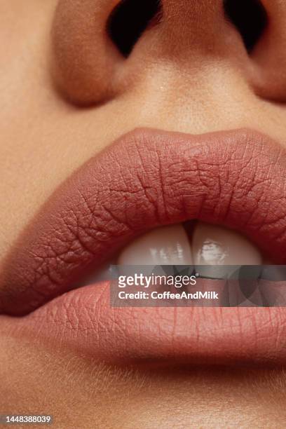 teil eines gesichts einer schönen emotionalen frau - beautiful woman lipstick stock-fotos und bilder