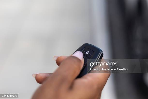 donna nera che apre l'auto sulla strada - car keys hand foto e immagini stock