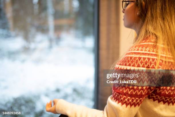 touristin meditiert während ihres urlaubs - yoga in the snow stock-fotos und bilder