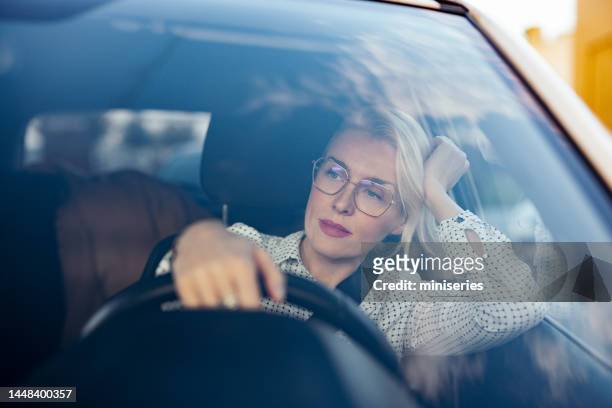 donna d'affari seria che guida l'auto - traffic jam foto e immagini stock
