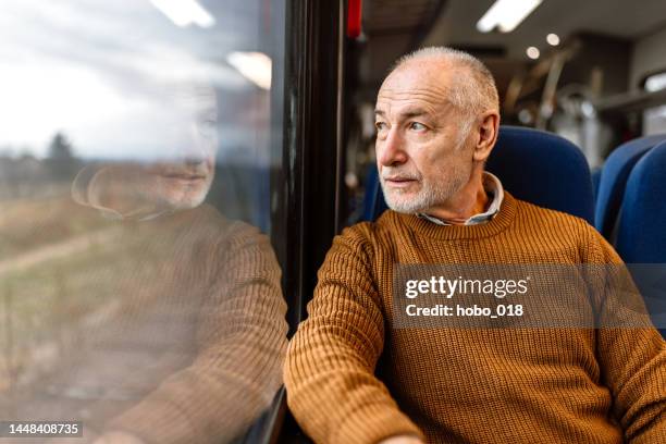 retrato de viajero mayor en vagón de tren. - tren de pasajeros fotografías e imágenes de stock