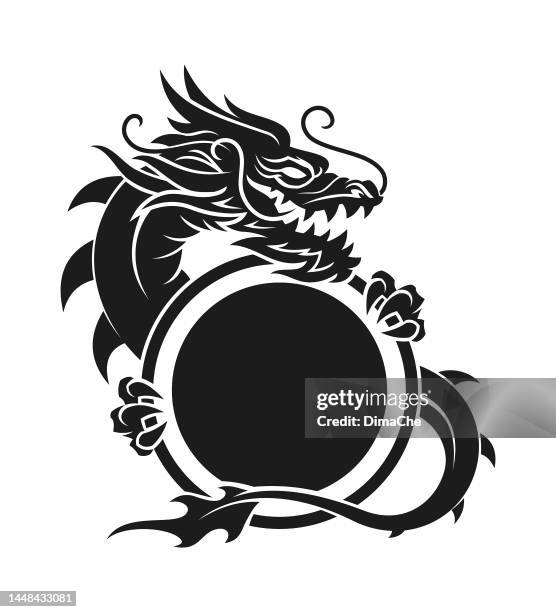 drache mit rundem schild - ausgeschnittene vektorsilhouette - drache stock-grafiken, -clipart, -cartoons und -symbole