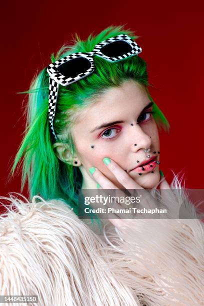 fashionable woman with green hair - dyed shades imagens e fotografias de stock