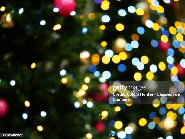 blurry photograph of a trees decorated for christmas in paris - guirlande photos photos et images de collection