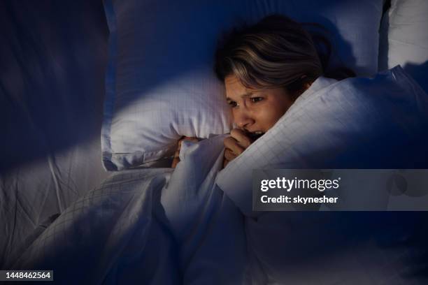 i'm so scared to sleep alone! - aterrorizado imagens e fotografias de stock