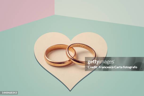 close-up of wedding rings - married stockfoto's en -beelden