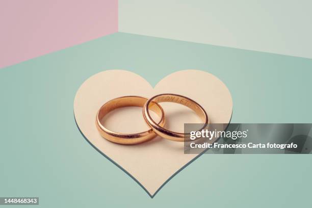 close-up of wedding rings - getrouwd stockfoto's en -beelden
