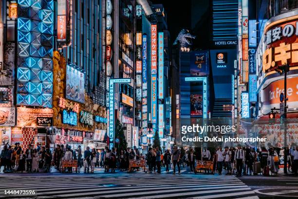 kabukicho, tokyo - commercial building people stockfoto's en -beelden
