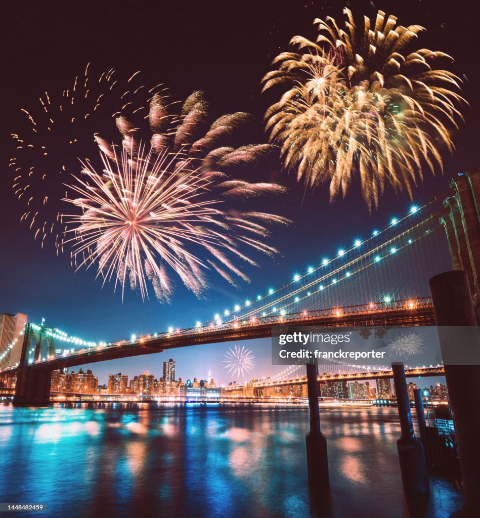 Manhattan Bridge mit Feuerwerk